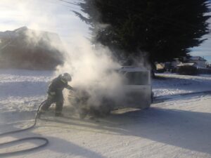 Incendio destruyó motor de jeep en sector norte de Punta Arenas