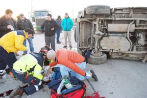 Grave con riesgo vital conductor que volcó en Av. Carlos Ibáñez