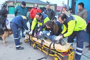Ebrio evacuado al hospital tras caída en el centro