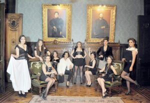 Las candidatas a reina no descansan en su carrera hacia la corona