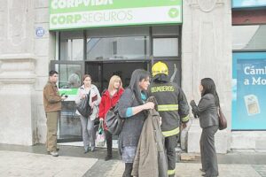 Evacuan oficina por fuga de gas desde medidor