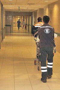 Mujer sufre lesión grave tras caer en el pasillo de supermercado