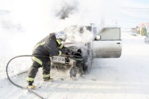 Falla en motor detonó incendio que destruyó jeep que estaba estacionado