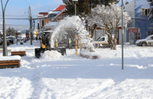 Municipio de Puerto Natales trabaja intensamente en despeje de calles