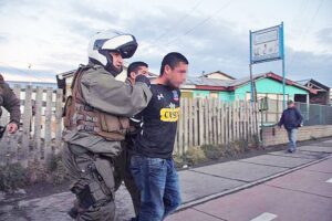 Detenido por golpear y amenazar  con un cuchillo a madre y hermana
