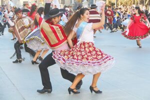 La cueca se sumó a la ceremonia  de mediodía en la Plaza de Armas