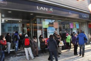 Oficina de LAN en Punta Arenas se repleta de pasajeros ante retraso de vuelos