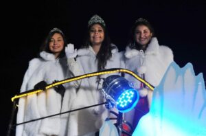 Reinas de la Invernada se lucieron en carro “Fantasía Yagán” confeccionado por la Armada