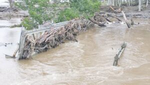 Al menos un mes tardará reparación de  puente mecano en ruta a Seno Obstrucción