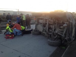 Grave conductor de vehículo que volcó en sector norte de Punta Arenas