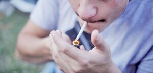 Consumo de marihuana subió once puntos entre escolares en dos años