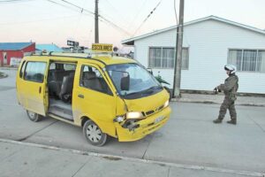 Conductora de furgón escolar chocó dos vehículos y se fugó