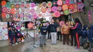 Mandalas de lana se tomaron el centro de la ciudad
