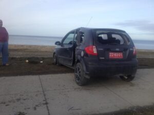 Conductor resulta ileso tras chocar poste de alumbrado público