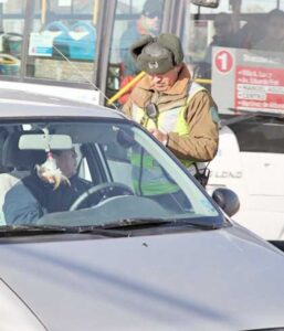 Detienen a chofer de minibús con licencia que no correspondía