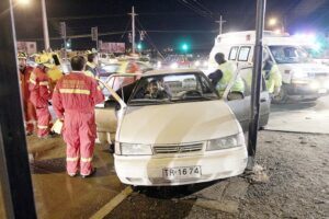 Cinco lesionados dejó colisión entre taxi  colectivo y auto particular en Avenida Frei