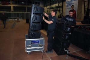 Inician trabajos de armado del escenario para el Festival Folklórico en la Patagonia
