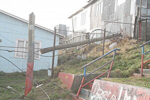 Caídas de árboles y postes, daños estructurales en más de 20 casas y algunos heridos, dejó inesperado temporal en Punta Arenas