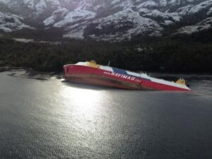 Evacúan a últimos tripulantes de Ferry hundido