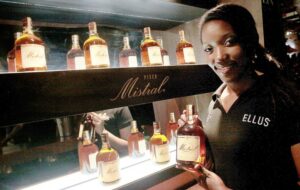 Precio del pisco aumenta 21% en lo que va de 2014 y dueños de botillerías  en Magallanes temen nuevas alzas por reforma tributaria