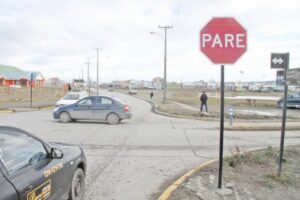 Retiran señaléticas y barreras de protección de tradicionales esquinas