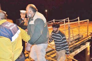 Tres pescadores salvaron tras pasar 50 horas sobre el casco de su embarcación