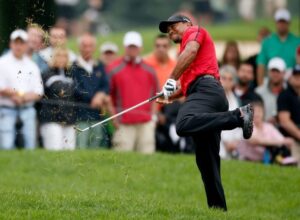 Tiger Woods se retira de torneo por dolencia