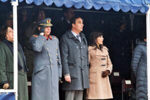 Estudiantes soportaron alta humedad  y homenajearon a Bernardo O’Higgins