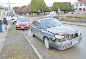 Dos niños y una mujer heridos tras colisión en el centro de Punta Arenas