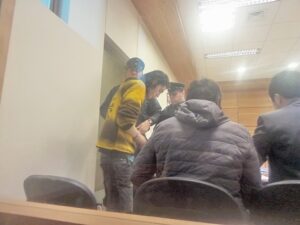 Hasta diez años de cárcel arriesgan acusados de violento asalto a taxista