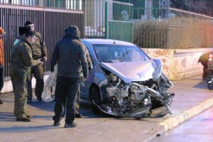Conductora lesionada tras chocar  poste en la Avenida Costanera