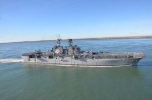USS “America” arribó a Chile a través del Estrecho de Magallanes