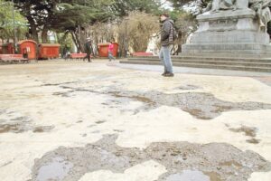 Plaza de Armas vuelve a ser objeto de rayados y abandono