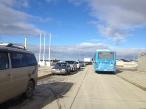 Automovilistas se estacionan en lugares no autorizados dentro del hospital