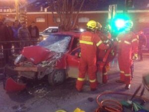 Mujer resultó con lesiones en violenta colisión