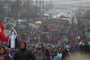 Desafiando la lluvia cientos de fieles participaron en procesión