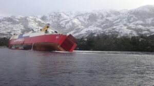 Cuatro medios de la Armada apoyan al Ferry siniestrado en Magallanes