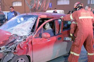 De milagro, y por el cinturón, mujer salvó tras chocar a bus