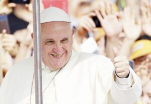 Papa critica “hipocresía” de  religiosos que viven “como ricos”