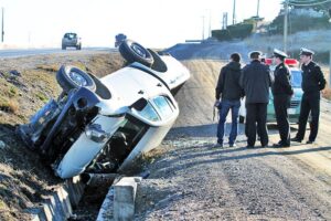 Tres funcionarios de la Armada  resultan lesionados en volcamiento