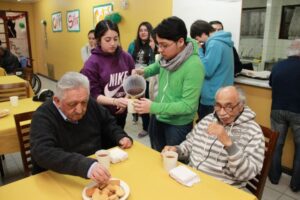 Estudiantes se involucran en realidades sociales y entregan  apoyo