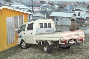 Chofer ebrio chocó casa e intentó huir de Carabineros