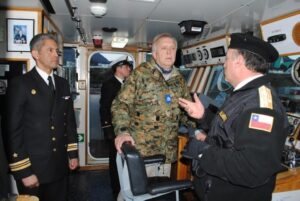 Ministro de Defensa visitó las reparticiones de la Armada en Puerto Williams