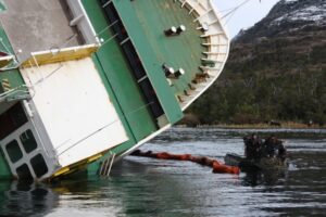Ferry llevaba más de 20 toneladas de “residuos peligrosos” y marina busca evitar contaminación