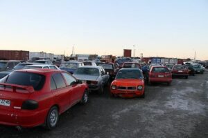 Conductor volcó dejando  heridos y su auto abandonado