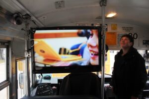 Transporte escolar municipal cuenta con nuevo sistema de monitoreo por cámara y difusión educativa