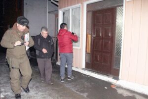 Vecinos detuvieron a sujetos que rompieron vidrios en vivienda