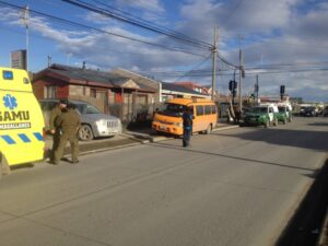 Mujer es atropellada por bus escolar