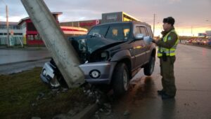 Varias horas de trabajo demandó la reposición de poste chocado