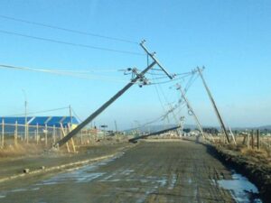 Caida de poste de media tensión en Parque Industrial ocasionó caída de 13 estructuras